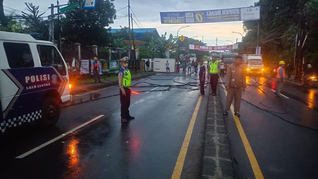 Insiden Mobil Boks Terbalik di Sawangan: Kabel Berserakan, Lalu Lintas Macet