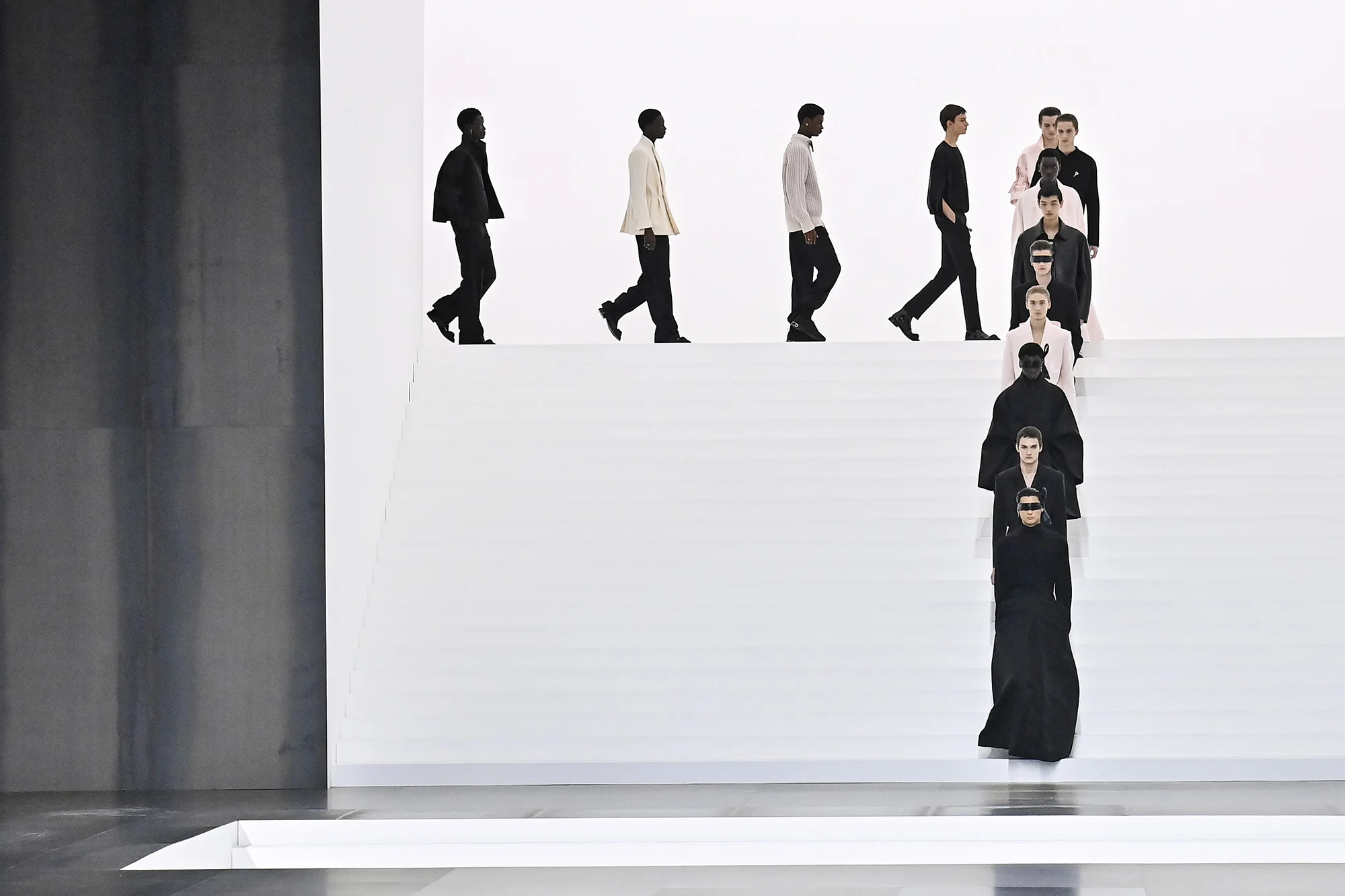 dior-membuka-lembaran-baru-mode-pria-perempuan-jadi-inspirasi-di-paris-fashion-week